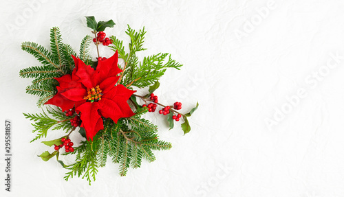 Photos Christmas decoration with poinsettia flowers and holly berry on white background