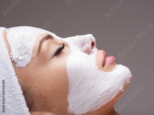 Quadro su tela woman relaxing in spa salon with cosmetic mask on face