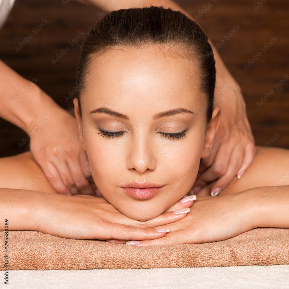 Naklejka premium Beautiful young woman relaxing in the spa salon.