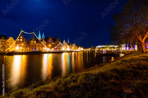 Lübecker Altstadt zur Weihnachtszeit bei Nacht