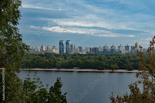 Blick über den Fluss Dnjepr auf die Hochhäuser von Kiew in der Ukraine 