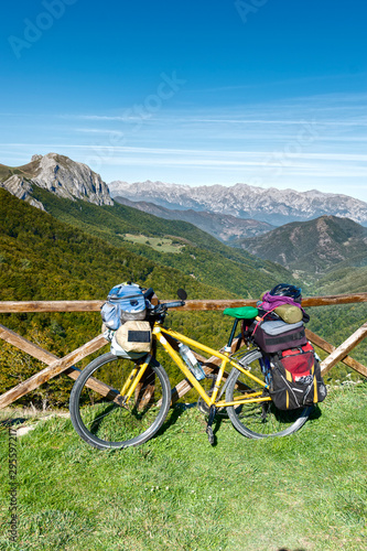 bicicleta de cicloturismo con alforjas en frente de un paisaje de montaña