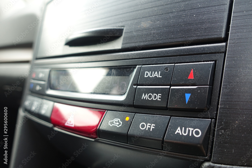 自動車　エアコンのスイッチ