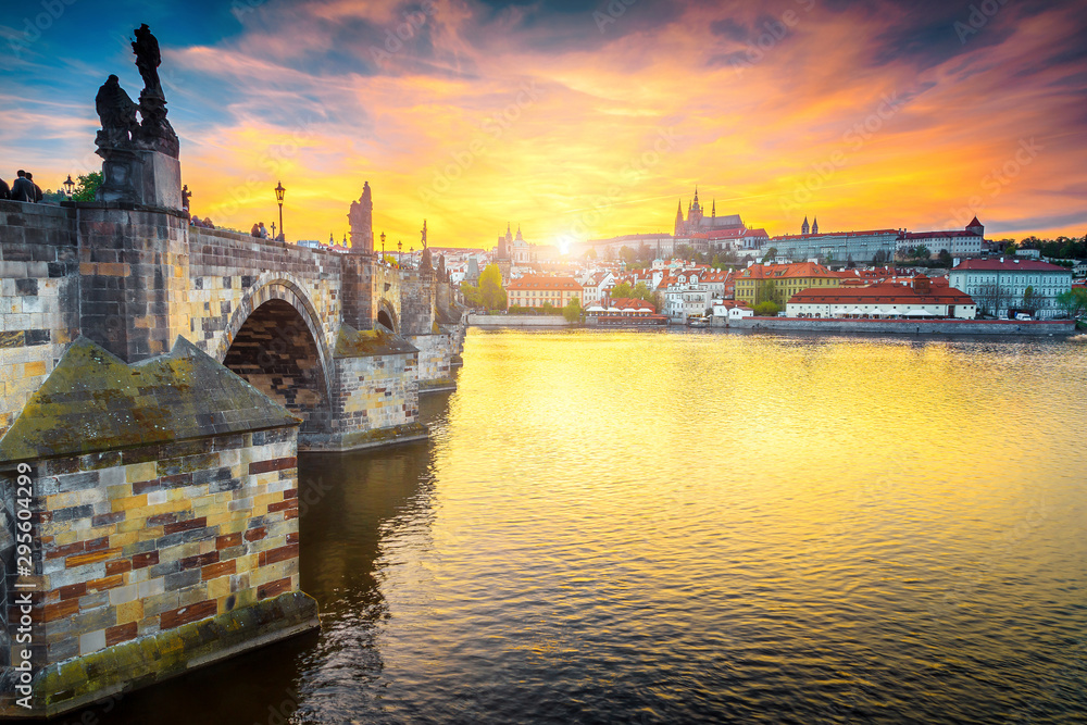 Fototapeta Średniowieczny kamienny most Karola dla pieszych o zachodzie słońca, Praga, Czechy