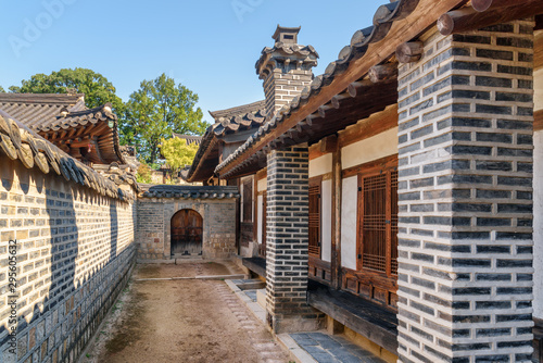 Scenic view of courtyard of the Nakseonjae Complex in Seoul © efired