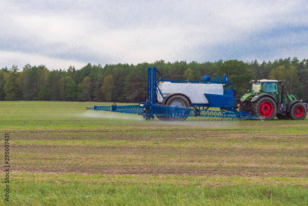 Fototapeta premium ein Feld wird Peztizide besprüht