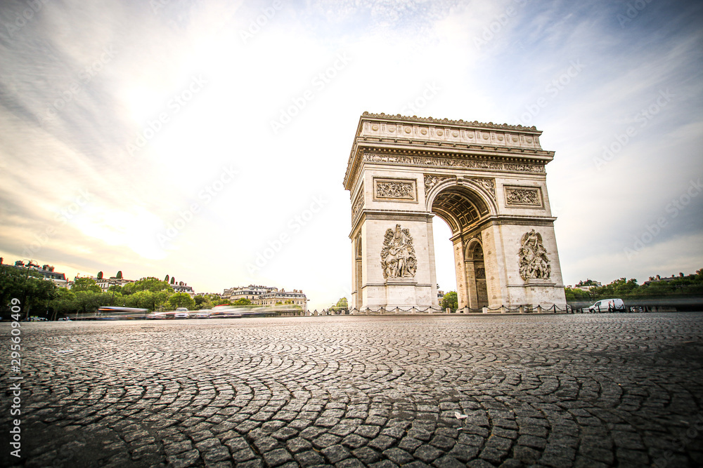 Obraz premium Triumphbogen, Paris bei Sonnenaufgang / Olympia 2024