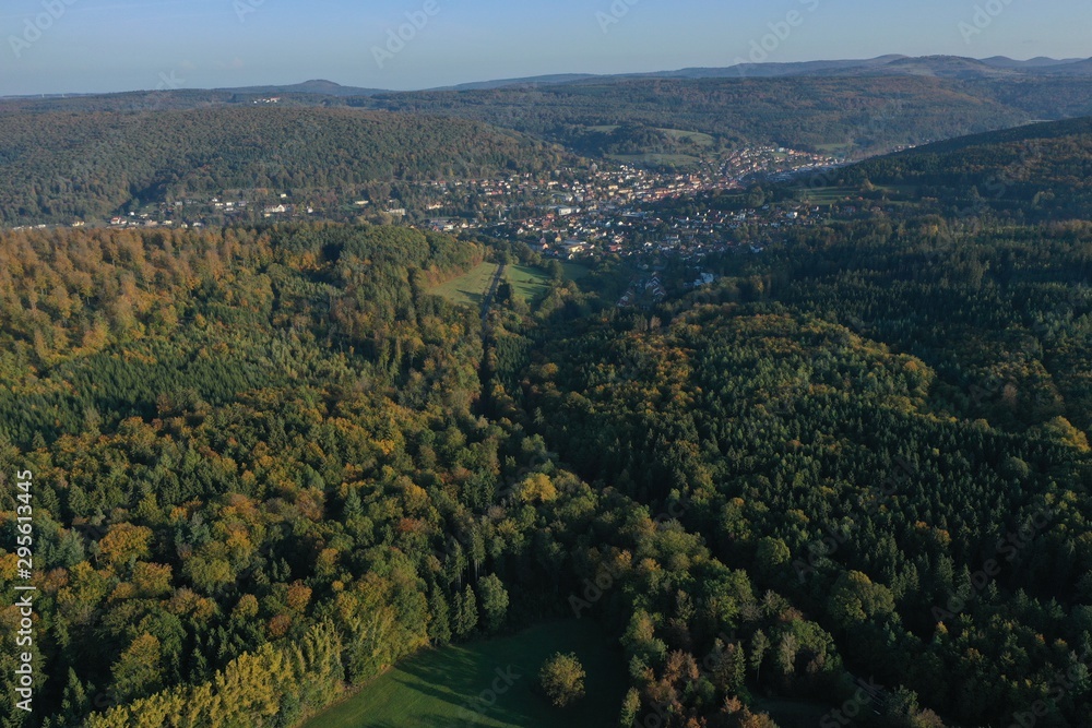 Die bayrische Rhön von oben, Luftaufnahme, Berge, Wald, Natur, im Hintergrund Bad Brückenau, Tal