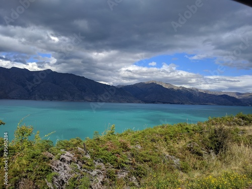 Albert Town, Nueva Zelanda, intensa vista azul del lago Hawea