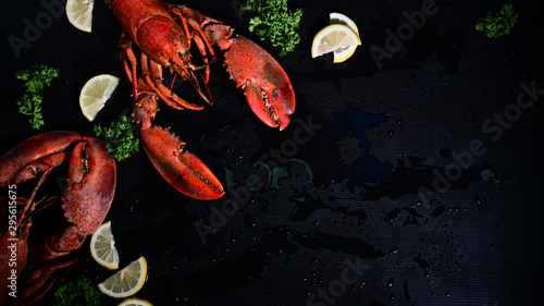 Fotografia Above shot two lobster with lemon and parsley, Copy space dark background