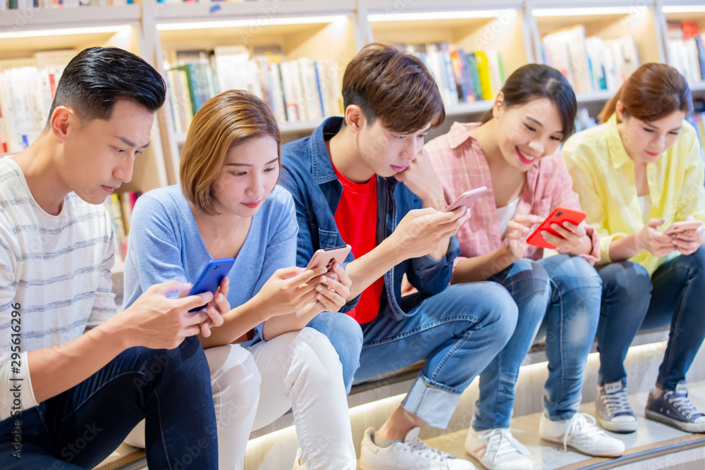 Obraz premium friends watch smart phone