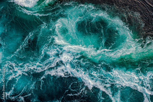 Photo Waves of water of the river and the sea meet each other during high tide and low tide