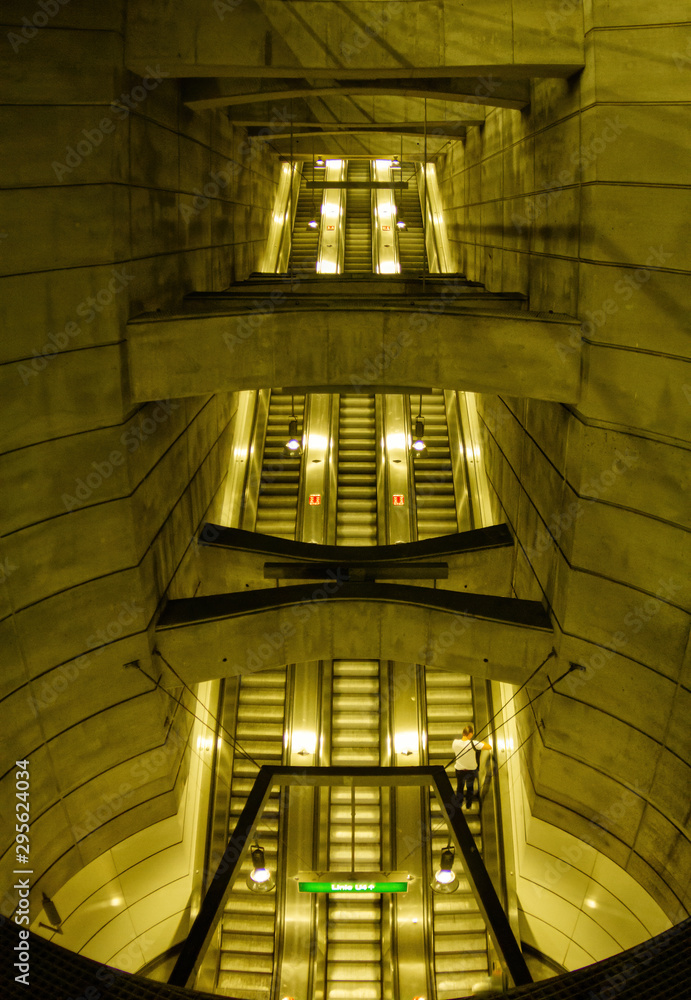 Obraz premium Pedestrian junction in the Vienna Metro