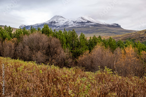 Fototapeta Naklejka Na Ścianę i Meble -  Herbststimmung am Hvalfjörður /Hvalfjördur mit erstem Schnee auf dem Syðstaula ­