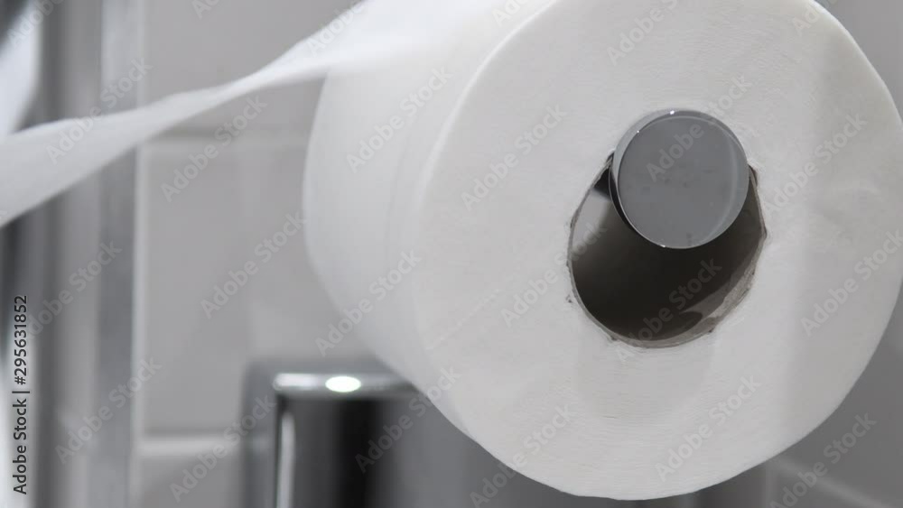 Vidéo Stock Video of female hand taking toilet paper from white toilet