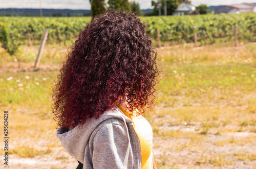 Retrato a una mujer con pelo rojizo y rizado photo