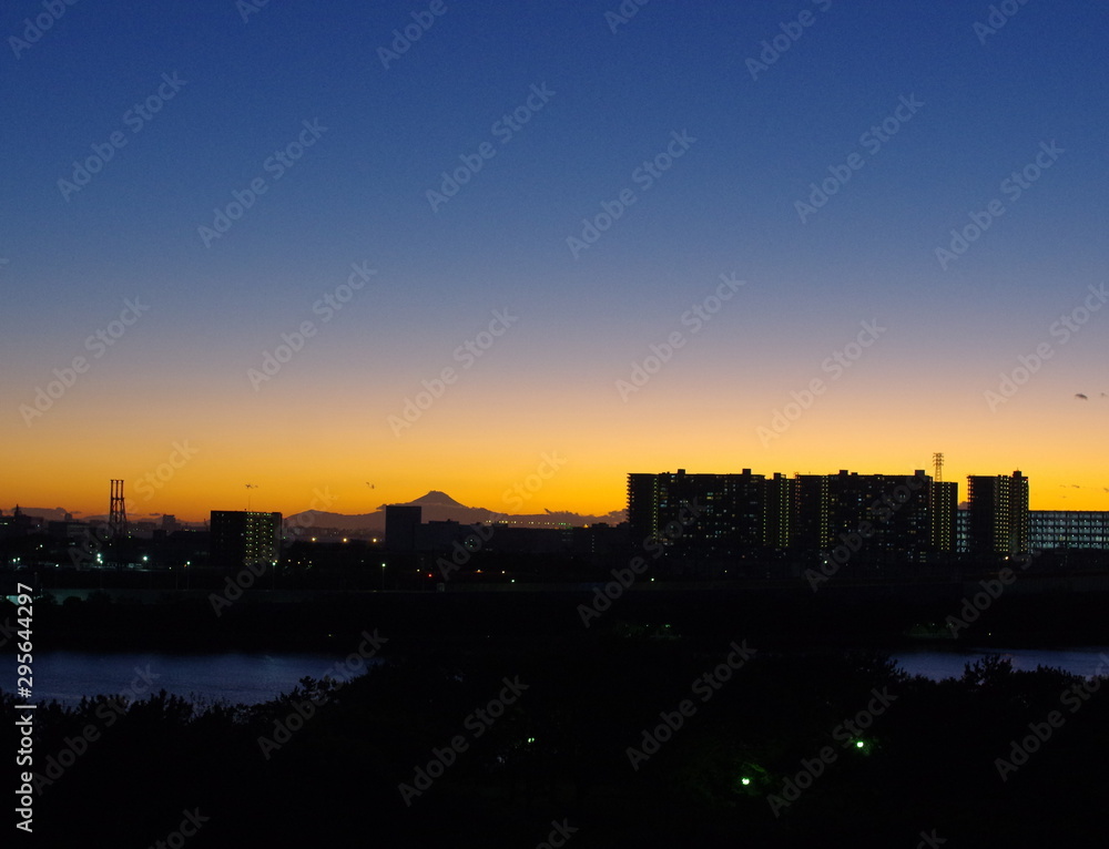 夕焼けに映える富士山と建物のシルエット