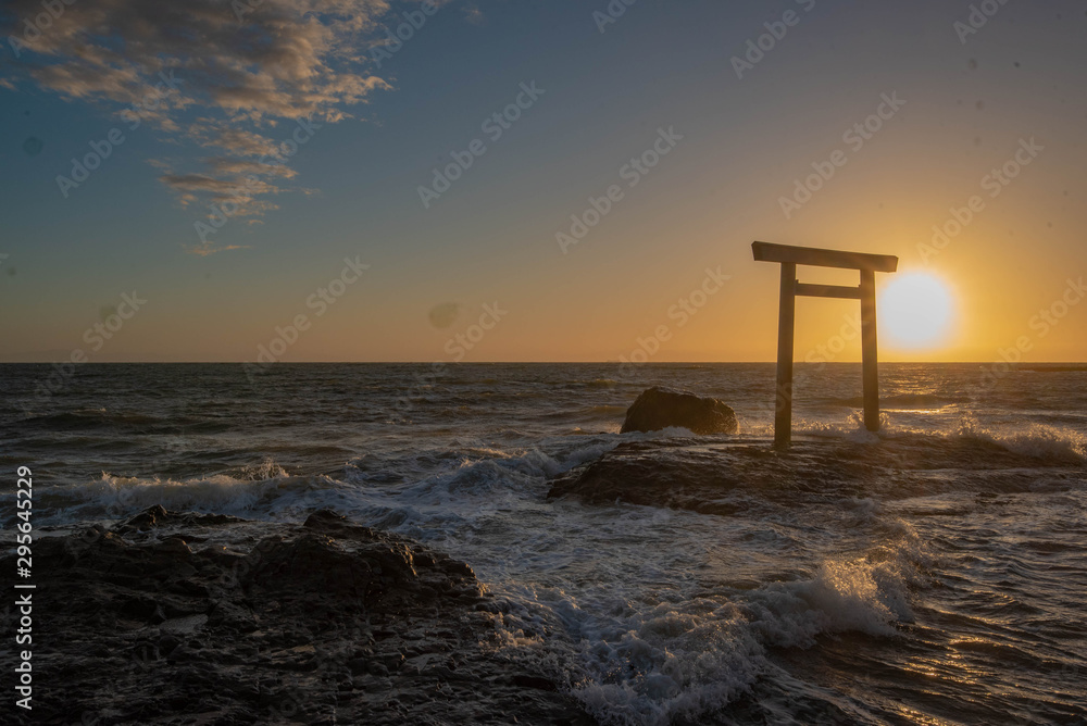 海辺の鳥居