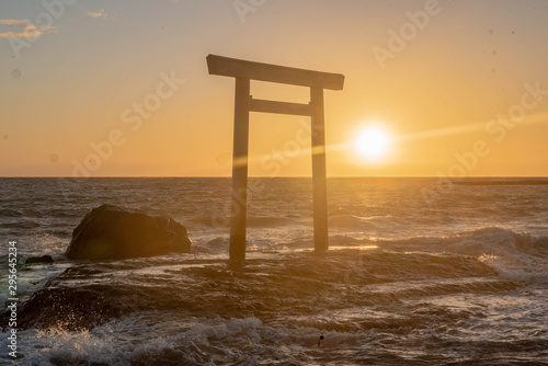 海辺の鳥居