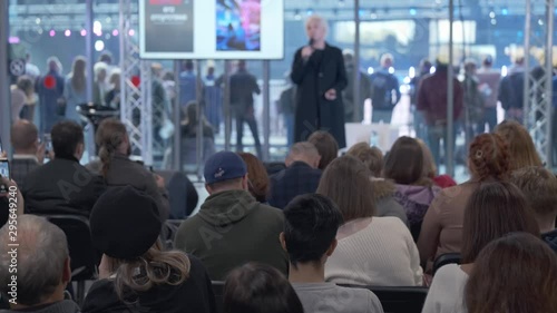 Wallpaper Mural Audience listens lecturer at workshop Torontodigital.ca