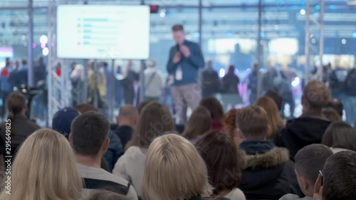 Wallpaper Mural Audience listens lecturer at workshop Torontodigital.ca