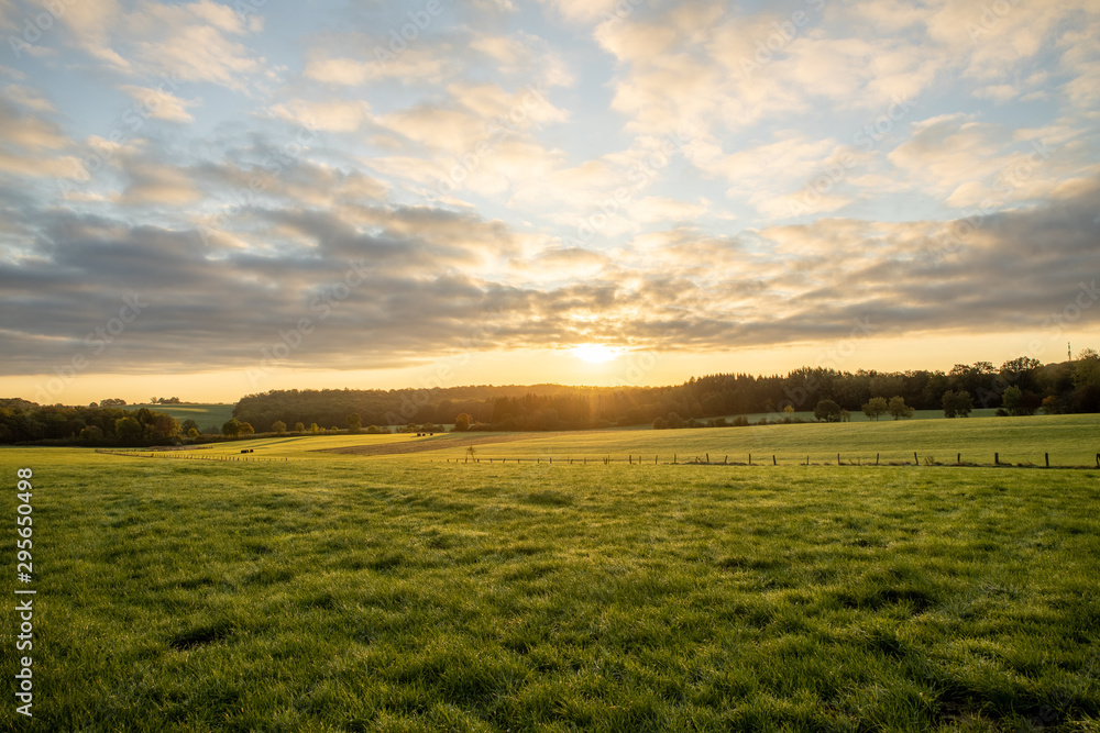 Ciel nuageux lever de soleil nature