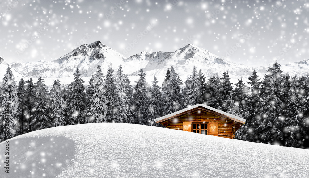 Blockhütte in verschneiter Berglandschaft