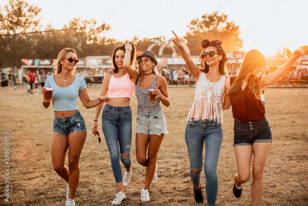 Friends drinking beer and having fun at music festival - obrazy, fototapety, plakaty 