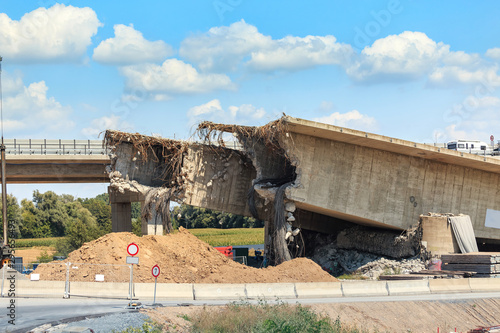 Fotografia View of the destroyed road bridge as the consequences of a natural disaster