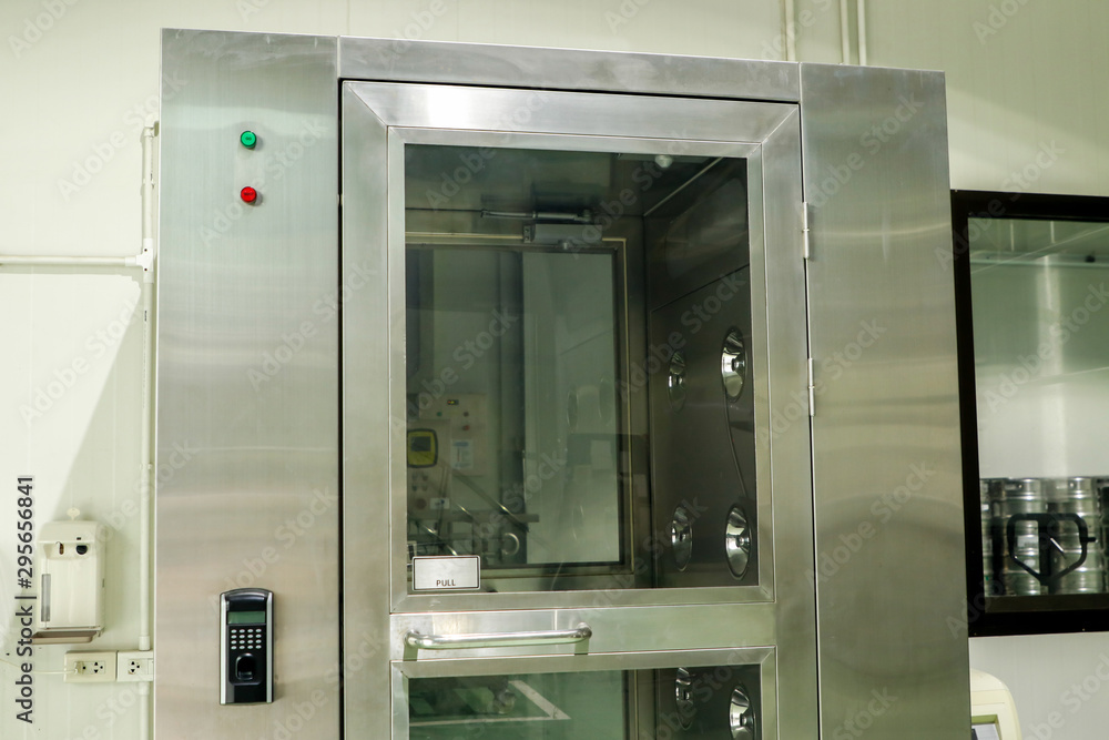 Blowers clean the person before entering the clean room. Blowers clean the person before entering the clean room.