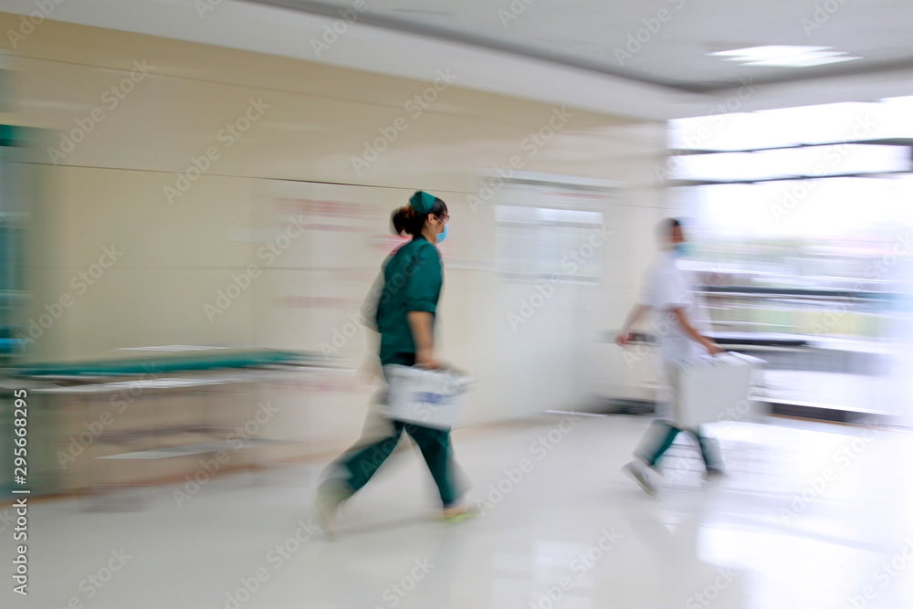 Obraz premium Health care workers rushed past emergency treatment hall