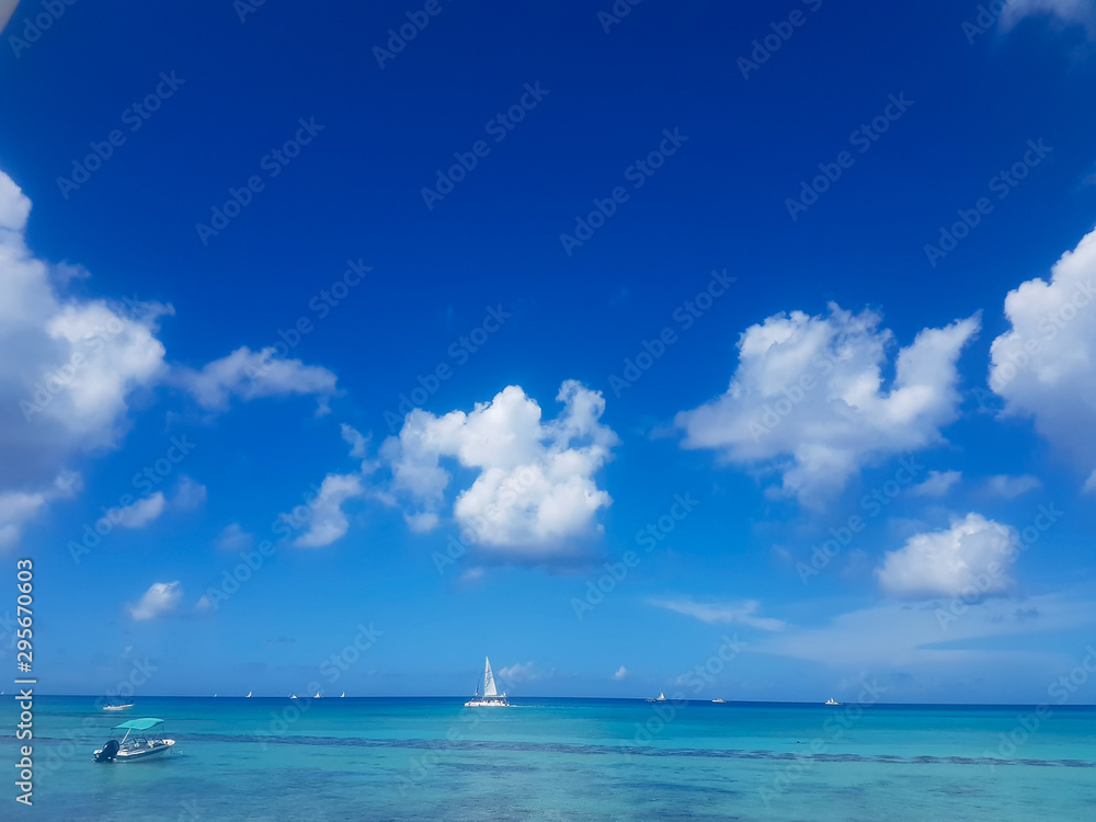 Obraz premium Sailboats in the open ocean. Phone photo