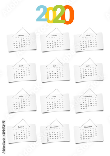 Calendrier décoratif 2020 en version française, avec les 12 mois présentés sur des panneaux de papier