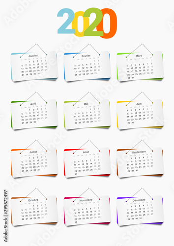 Calendrier décoratif 2020 en version française, avec les 12 mois présentés sur des panneaux de papier