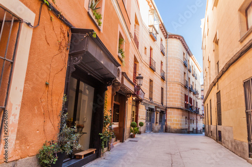 Narrow street in the center of Madrid, Spain © Matyas Rehak