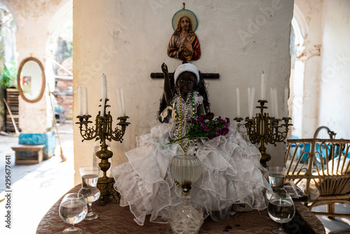Cuadro en lienzo Santeria display in Trinidad, Cuba