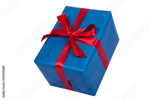 Blaues Weihnachtsgeschenk mit roter Schleife als Freisteller
