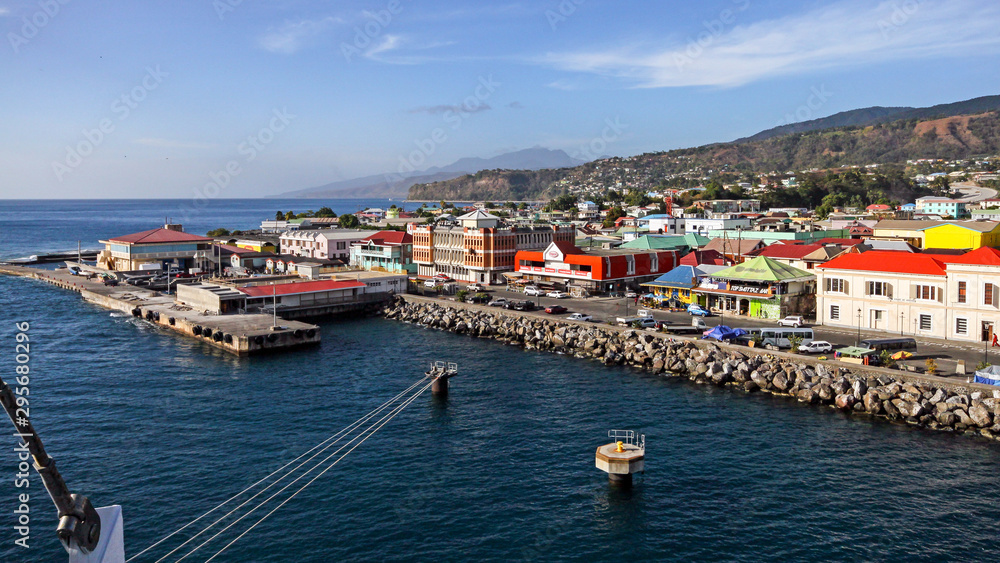 Fototapeta premium Mit AIDAvita in Roseau (Dominica)