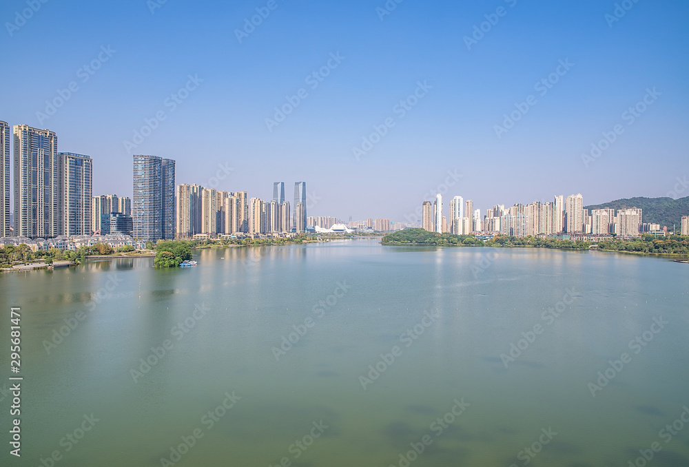 Fototapeta premium Sceneria parku Meixi Lake, miasto Changsha, prowincja Hunan, Chiny