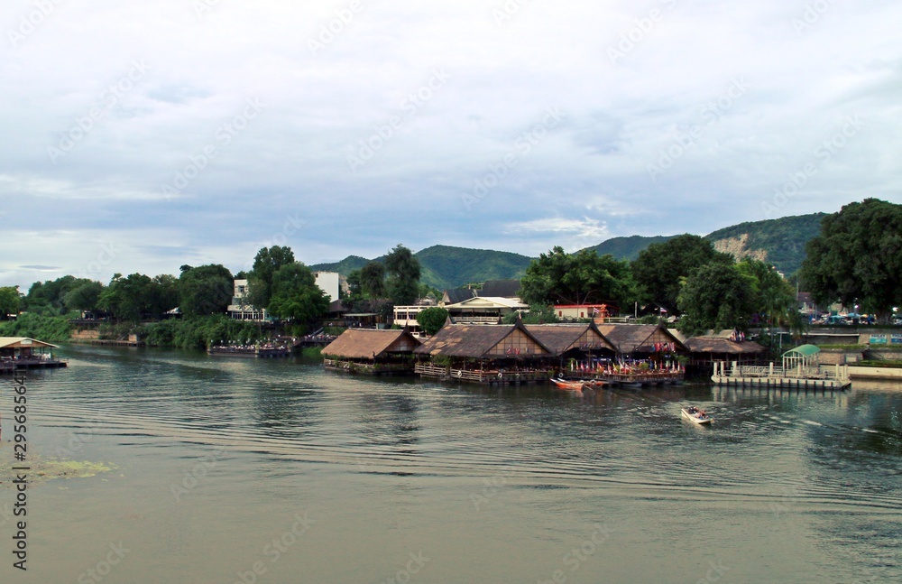 Río Kwai junto al famoso puente de la película, en Kanchanaburi, Tailandia.