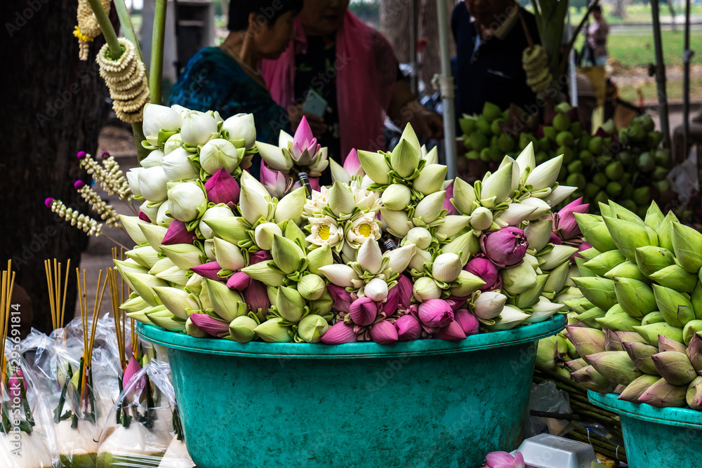 Naklejka premium Rynek w Królewskich Ogrodach Niepodległości w Siem Reap w Kambodży