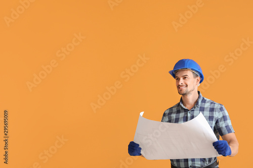 Fotografia Portrait of male architect on color background