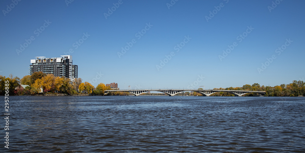 Pont Viau vu de la rivière