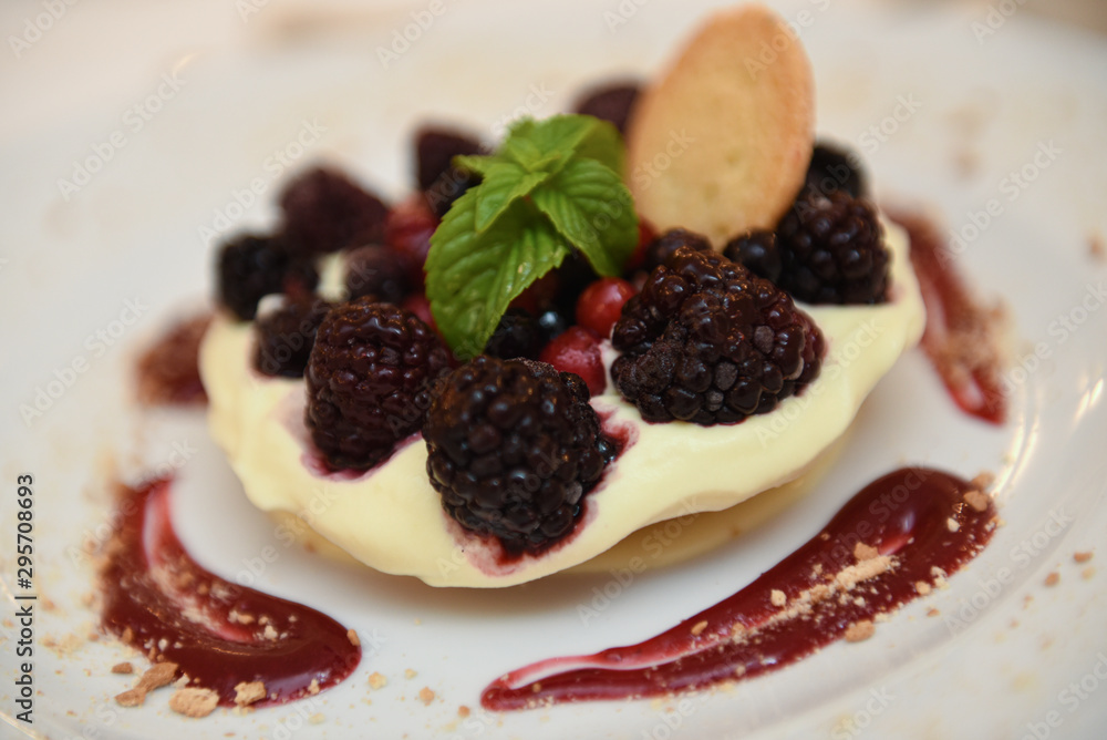 Dolce con crema e frutti di bosco servito in un ristorante Dolce con crema e frutti di bosco servito in un ristorante