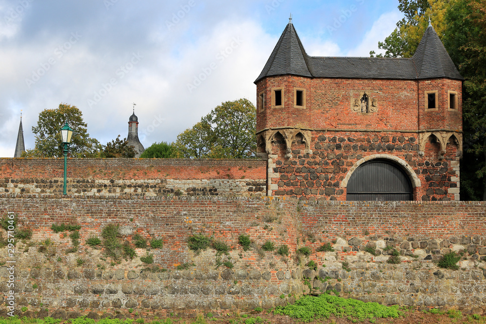 Südtor in der Stadtbefestigung von Zons Südtor in der Stadtbefestigung von Zons