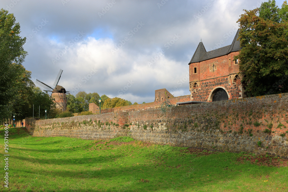 Mühle, Stadtmauer und Südtor in Zons