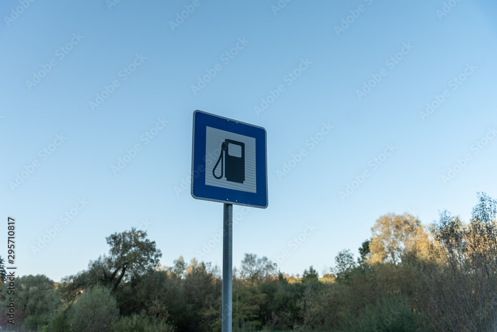 Verkehrszeichen Tankstelle