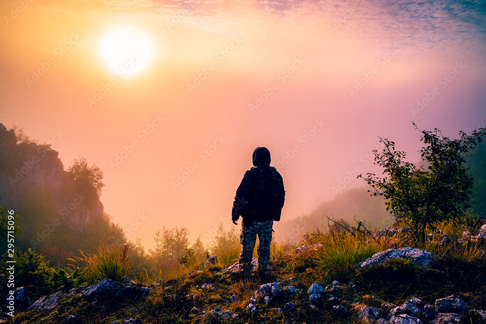 Obraz premium silhouette of man on top of mountain
