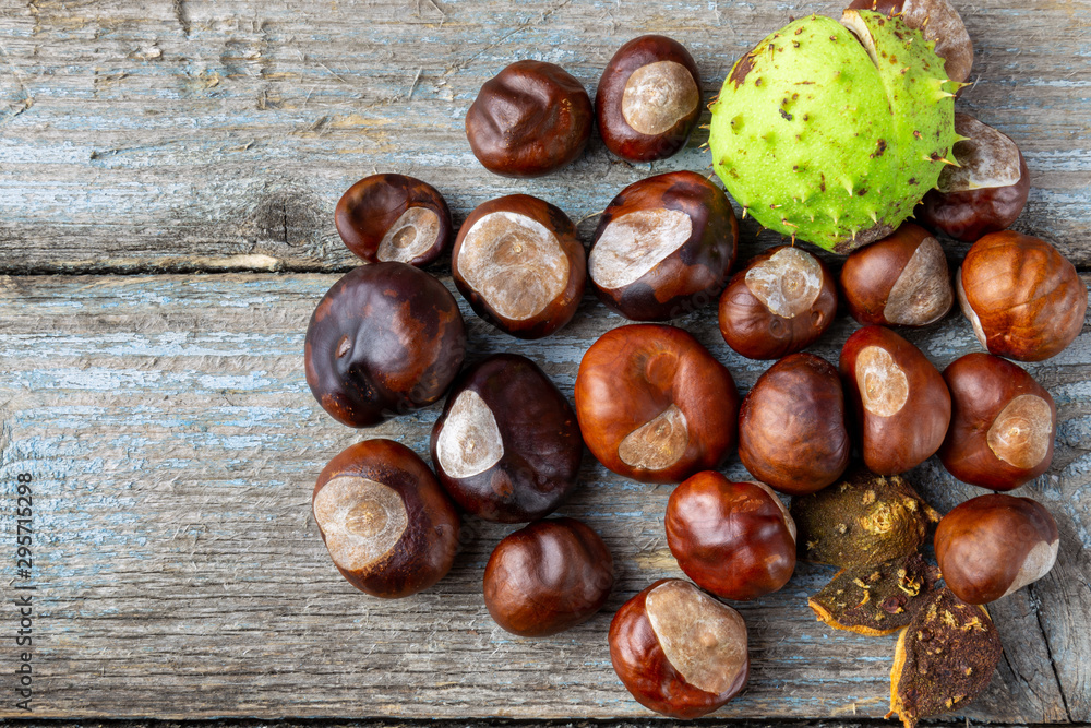 Obraz premium Still life of chestnuts on arustic wood table.