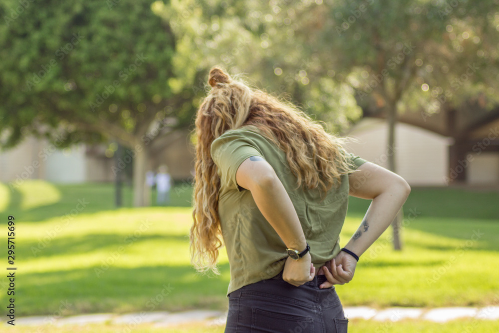 Mujer en un parque de espaldas Mujer en un parque de espaldas